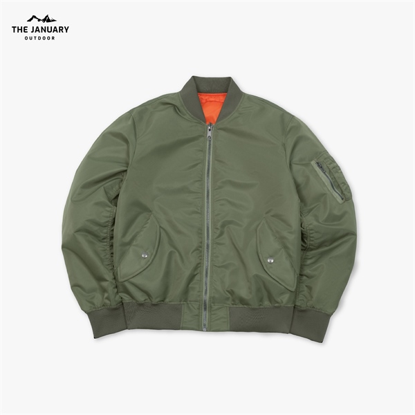 Áo khoác bomber màu xanh rêu trải phẳng mặt trước, khoá kéo giữa, lót cam, túi khoá ở tay áo, bo gấu và cổ
