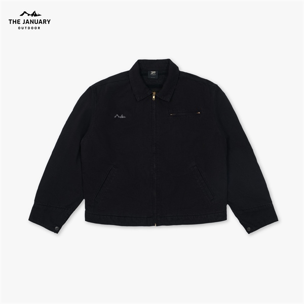 Áo khoác work jacket màu đen trải phẳng mặt trước, cổ bẻ, khoá kéo giữa, túi ngực khoá kéo, logo thêu nhỏ ở ngực