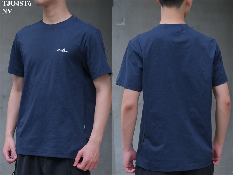 Áo thun cổ tròn xanh navy trên người mẫu, ghép mặt trước có logo núi trắng nhỏ ở ngực và mặt sau trơn