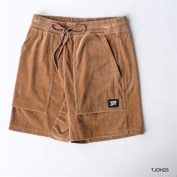 Quần short nâu bò vải gân lưng thun dây rút, túi đắp to phía trước, nhãn logo đen, trải phẳng nền trắng
